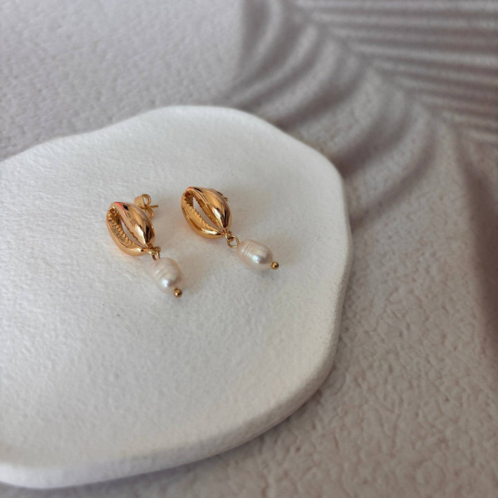 Cowrie Shell goldene Muschelohrringe mit Süßwasserperle