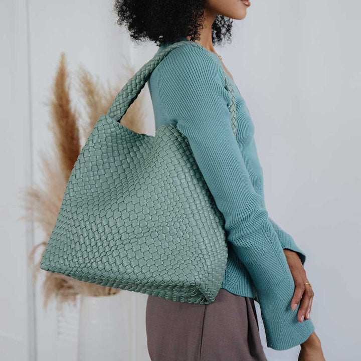 Melie Bianco Johanna große Schultertasche aus recyceltem veganem Material in Teal - Limited Edition