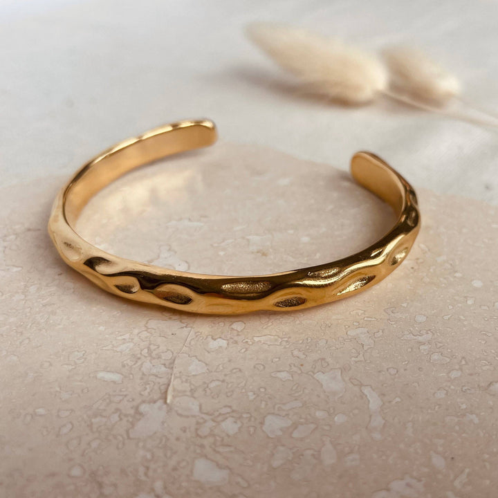 Everyday Armreif aus gehämmertem Gold