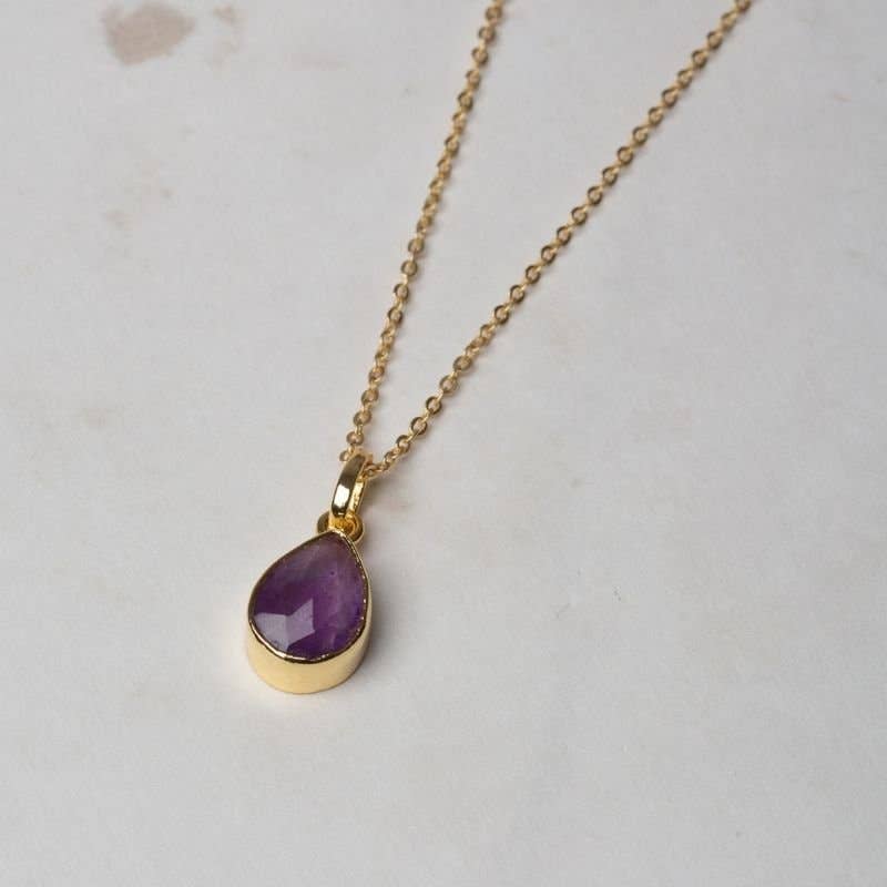 Edle Kette mit poliertem lila Amethyst Cimcio-Anhänger