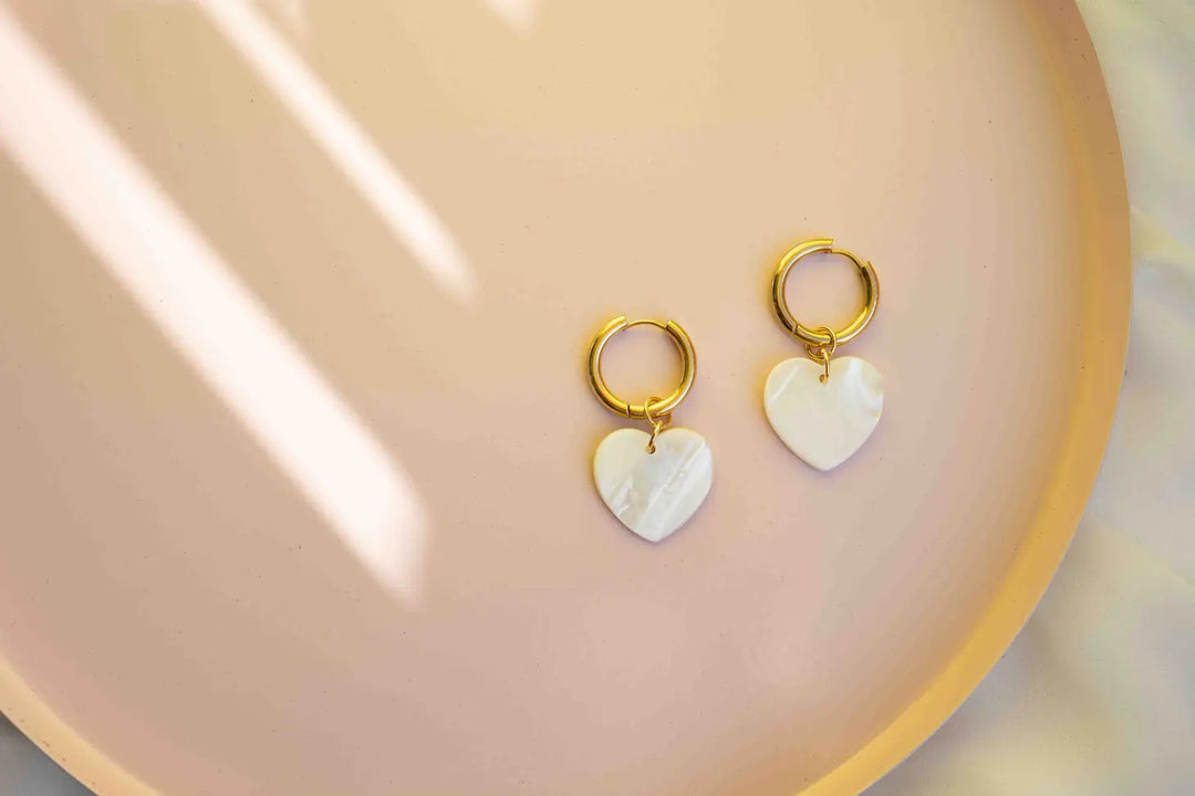 Giulietta Goldene Ohrringe mit Perlmutt Herz