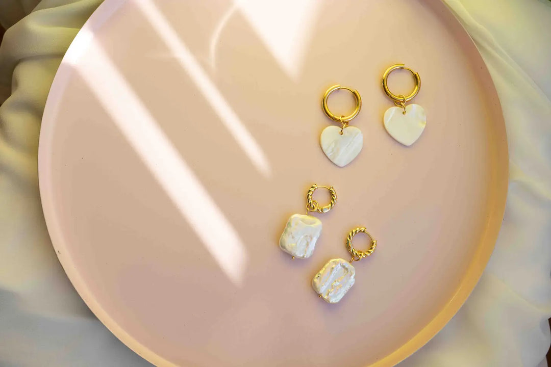 Giulietta Goldene Ohrringe mit Perlmutt Herz