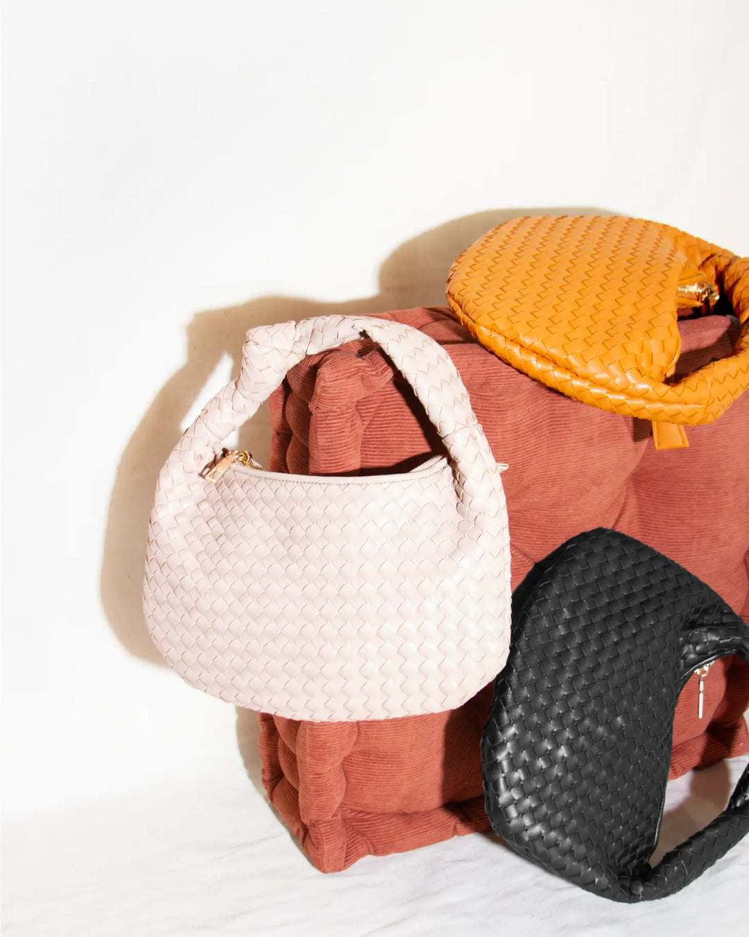 Kleine Drew Henkeltasche aus recyceltem veganem Material in Schwarz