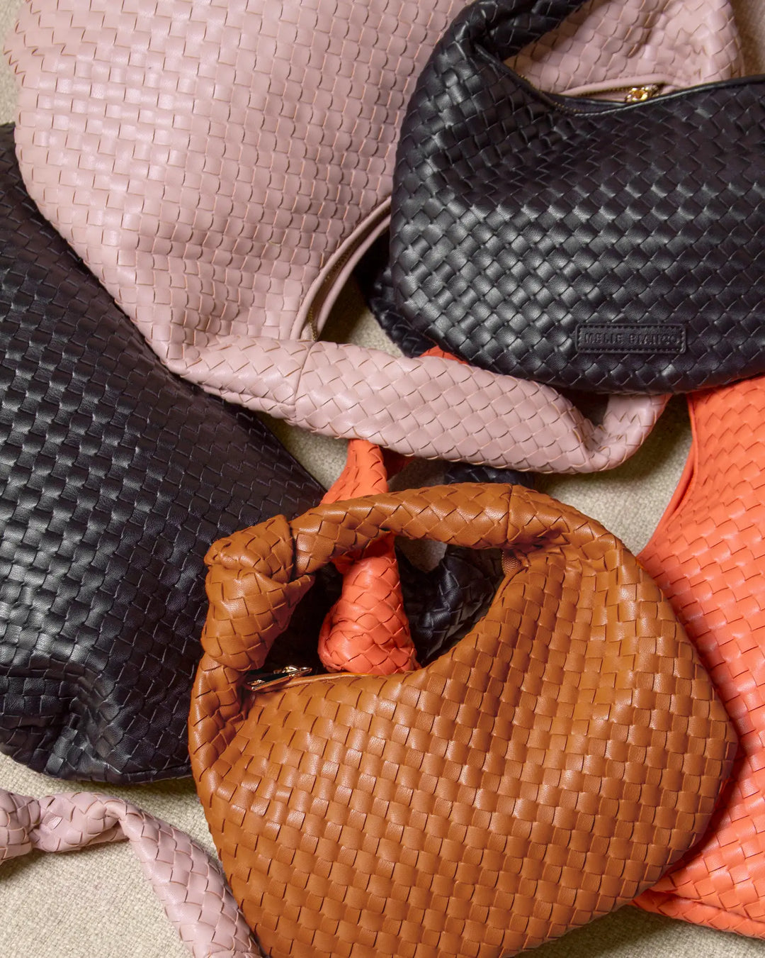 Kleine Drew Henkeltasche aus recyceltem veganem Material in Schwarz