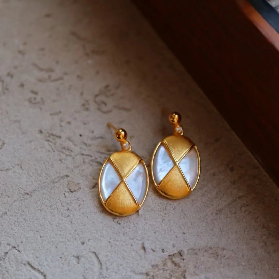 Ohrringe im Vintage-Stil mit Perlmutt-Vermeil-Anhänger
