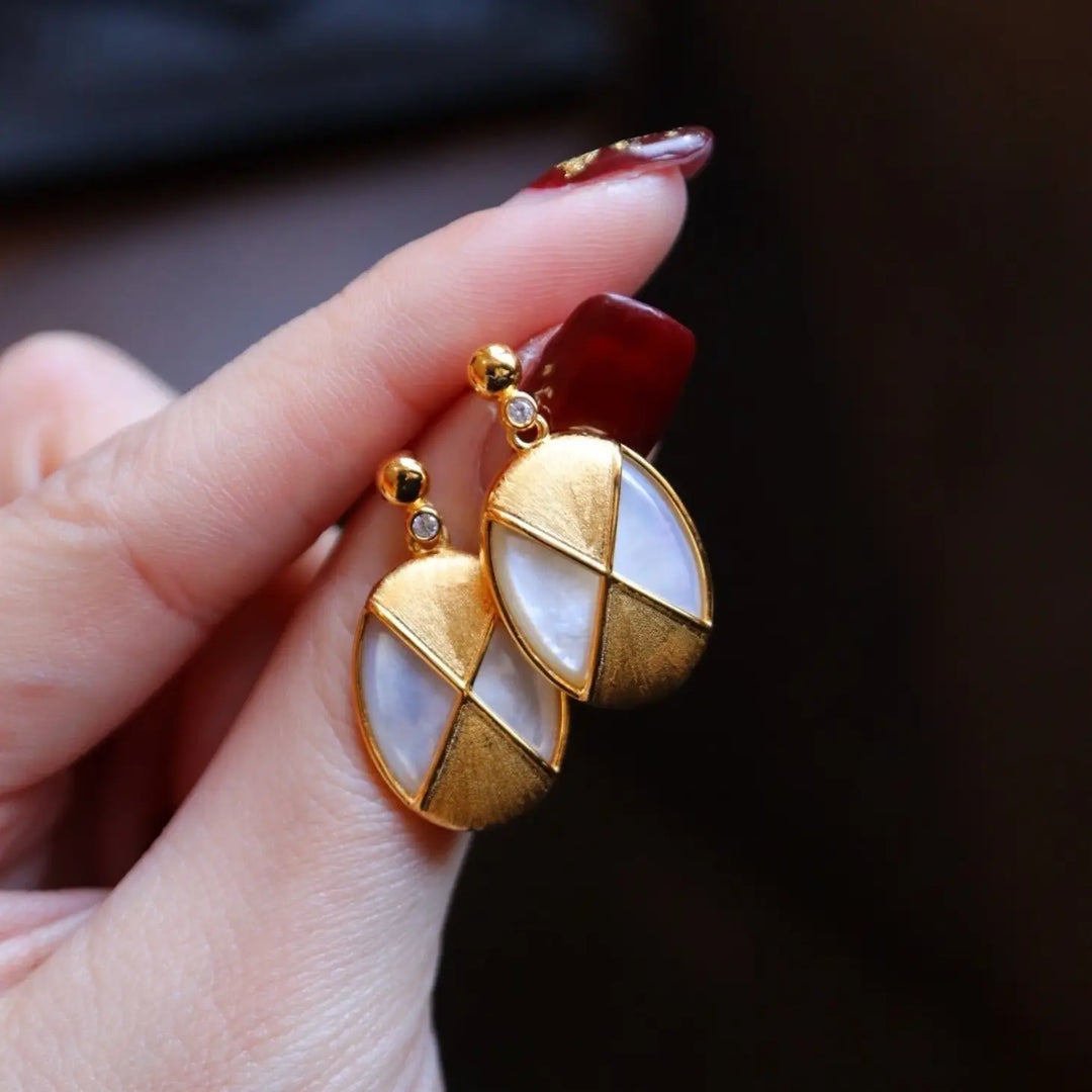 Ohrringe im Vintage-Stil mit Perlmutt-Vermeil-Anhänger